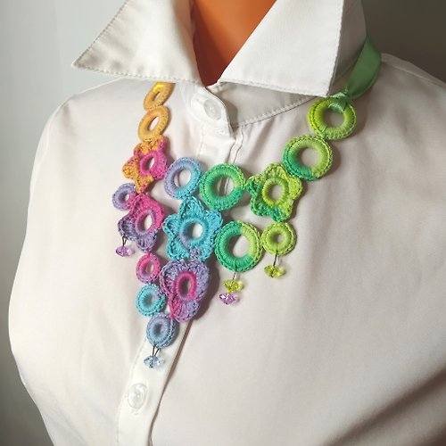 Alternative Crochet Boutique 柔和的彩虹鉤針領項鍊。 女性 LGBTQ 驕傲圍兜項鍊。