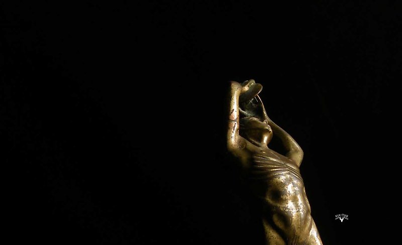 [OLD-TIME] Solid bronze statue of an early European discus man - ของวางตกแต่ง - วัสดุอื่นๆ 