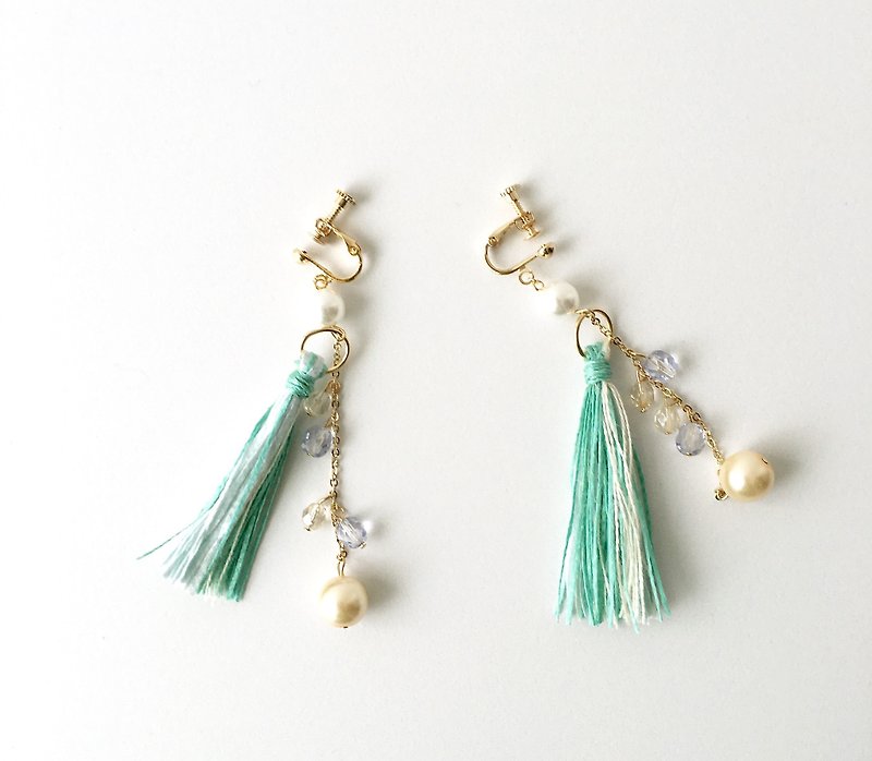 [Resale] shimmering tassel earrings "Green & White" - ต่างหู - ผ้าฝ้าย/ผ้าลินิน ขาว