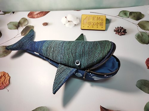 FEN手工小鋪 海洋生物袋物系列-美國布料手作海洋風漸層色鯨魚筆袋-鯨魚筆盒