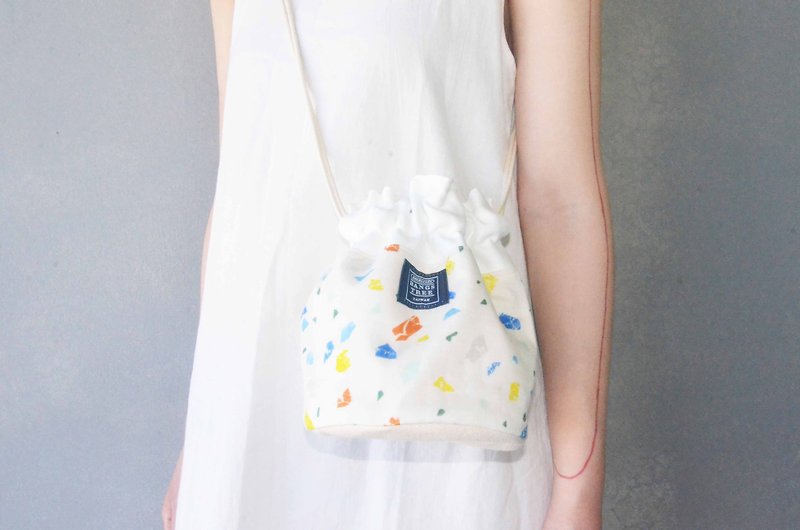 Side bucket bag _ small color block - กระเป๋าแมสเซนเจอร์ - ผ้าฝ้าย/ผ้าลินิน ขาว