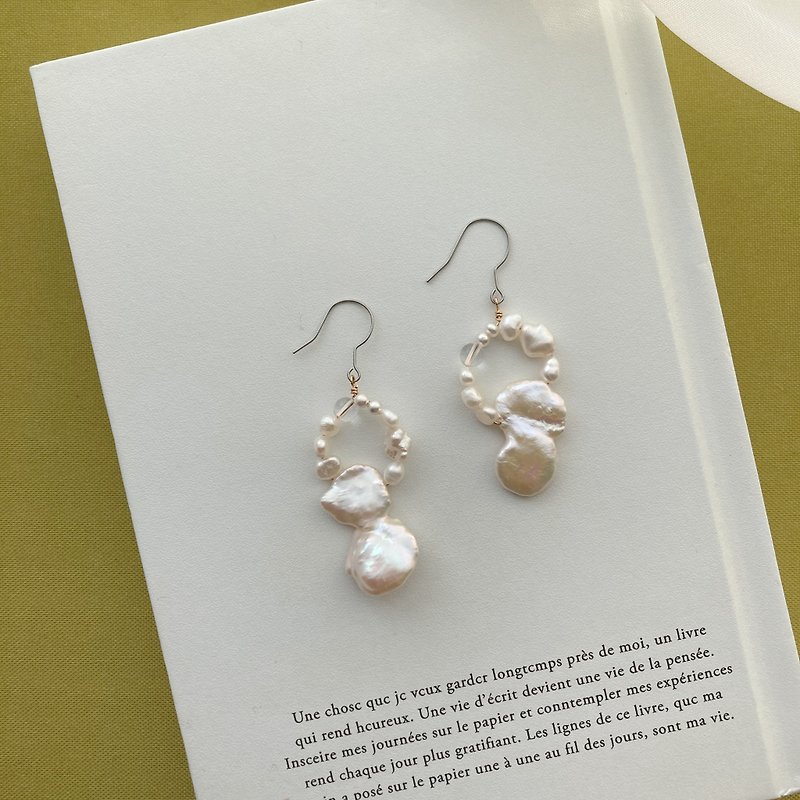 【Embrace IV】Asymmetrical special-shaped natural pearl earrings - Earrings & Clip-ons - Pearl White