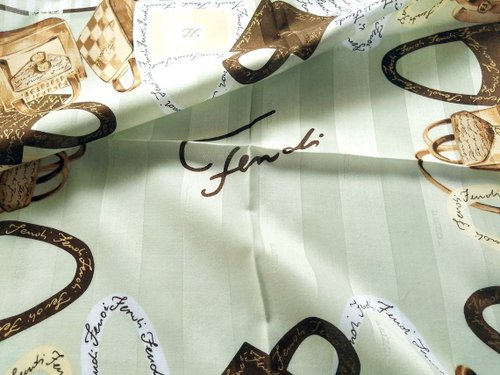 ヴィンテージフェンディスカーフ – トートバッグモチーフ、筆記体ロゴ