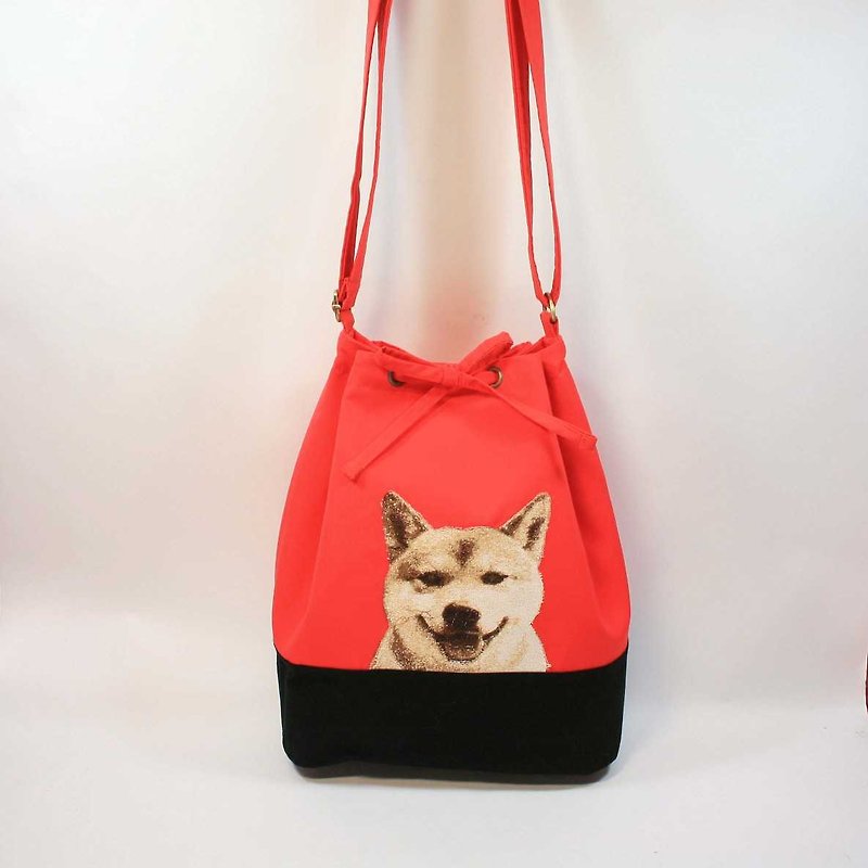Shiba Inu embroidery bucket bag 01- - กระเป๋าแมสเซนเจอร์ - ผ้าฝ้าย/ผ้าลินิน สีแดง