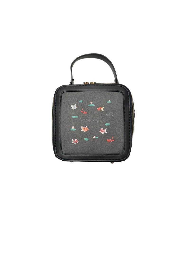 Shuki Goldfish Print Square Crossbody Bag - กระเป๋าแมสเซนเจอร์ - ไฟเบอร์อื่นๆ สีดำ