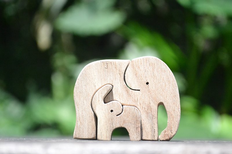 The naughty little elephant whose mother is the same. handmade woodwork - ของวางตกแต่ง - ไม้ 