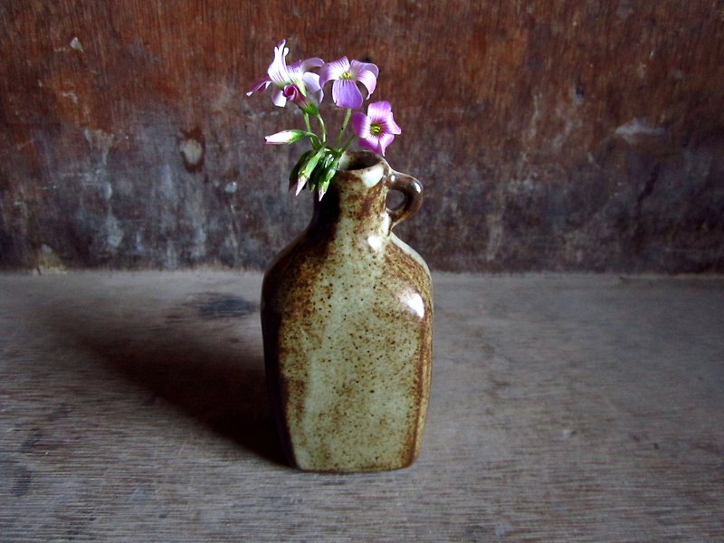 Hand pinch shape flower device - ancient gray medicine bottle has ear - Pottery & Ceramics - Pottery 