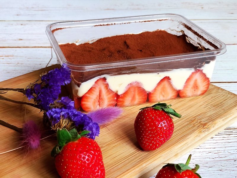 Great Lake Strawberry Tiramisu - เค้กและของหวาน - อาหารสด สีแดง