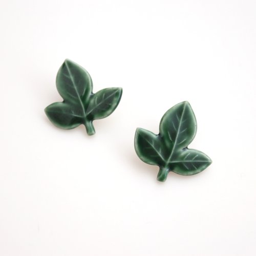 Leaf brooch