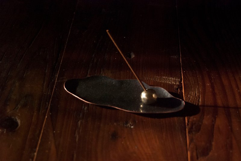 Rolling stone incense sticks holder and forged utensils - ของวางตกแต่ง - ทองแดงทองเหลือง 
