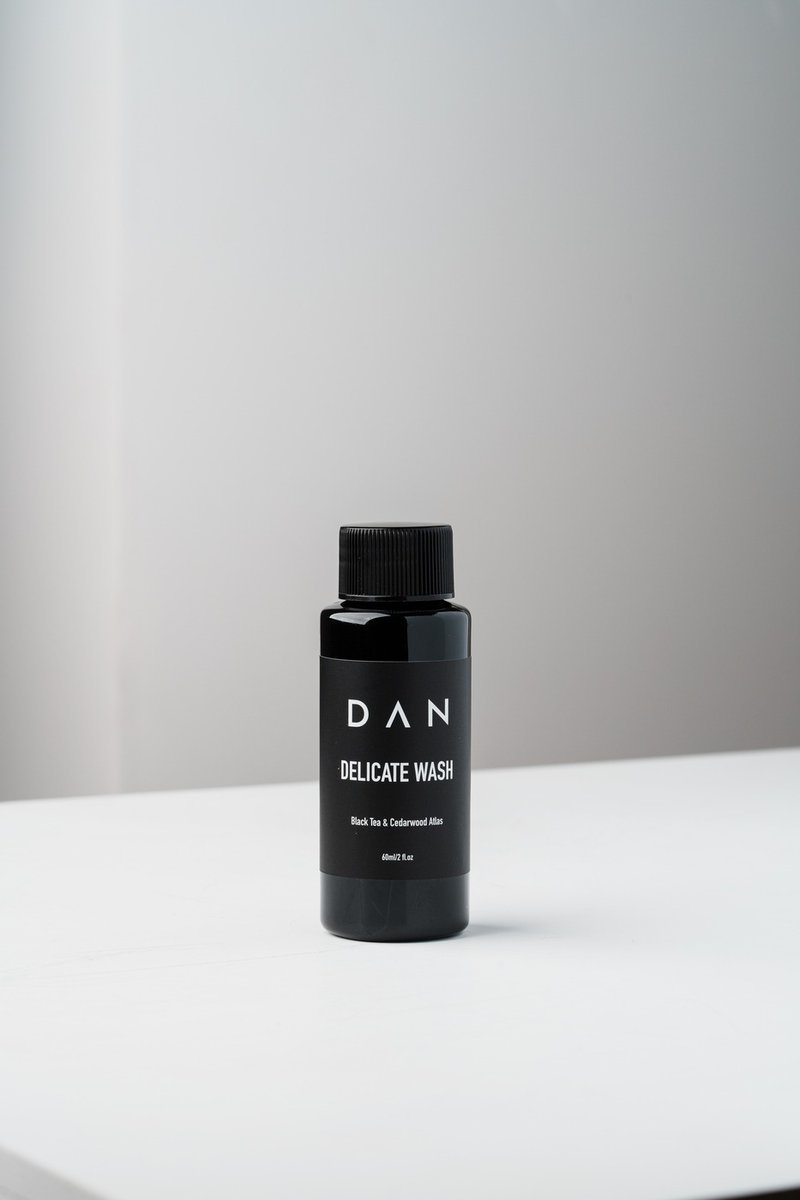 DAN-Delicate Wash  น้ำยาซักผ้าสำหรับเสื้อผ้าที่ละเอียดอ่อน - ผลิตภัณฑ์ซักผ้า - สารสกัดไม้ก๊อก สีใส