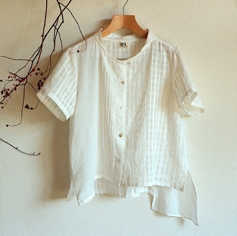 Fluttering tuck blouse - Women's Shirts - Cotton & Hemp White