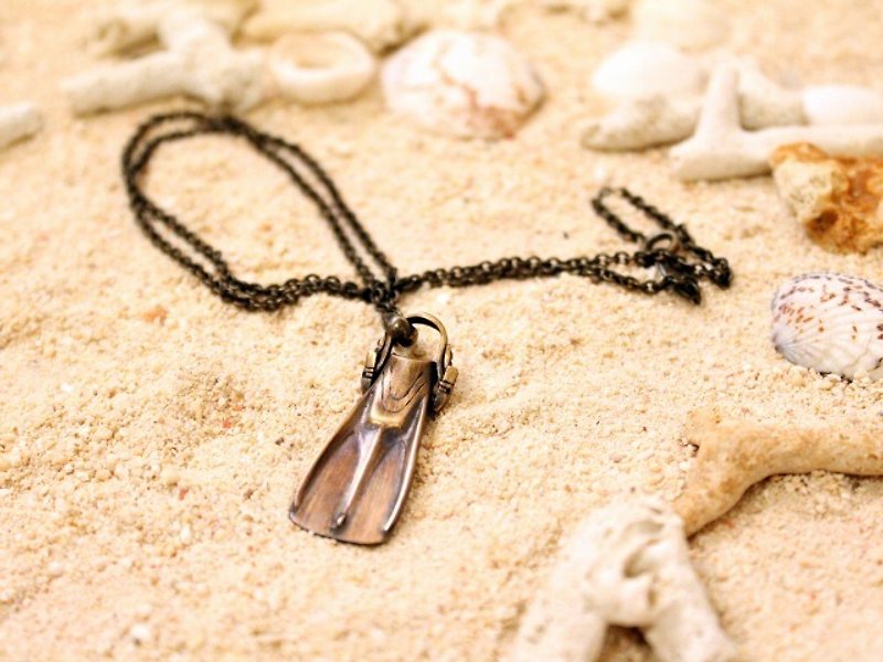 Divers Flipper Necklace br.ver - Necklaces - Other Metals Gold