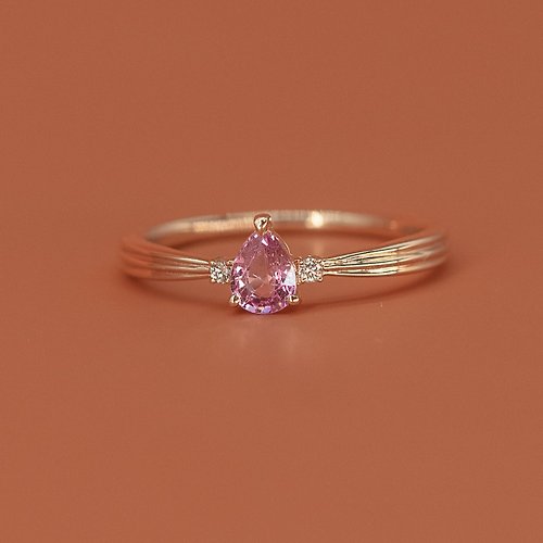 IRIZA Jewellery 18K金粉紅藍寶石梨形戒指 Pink Sapphire Pear Diamond Ring