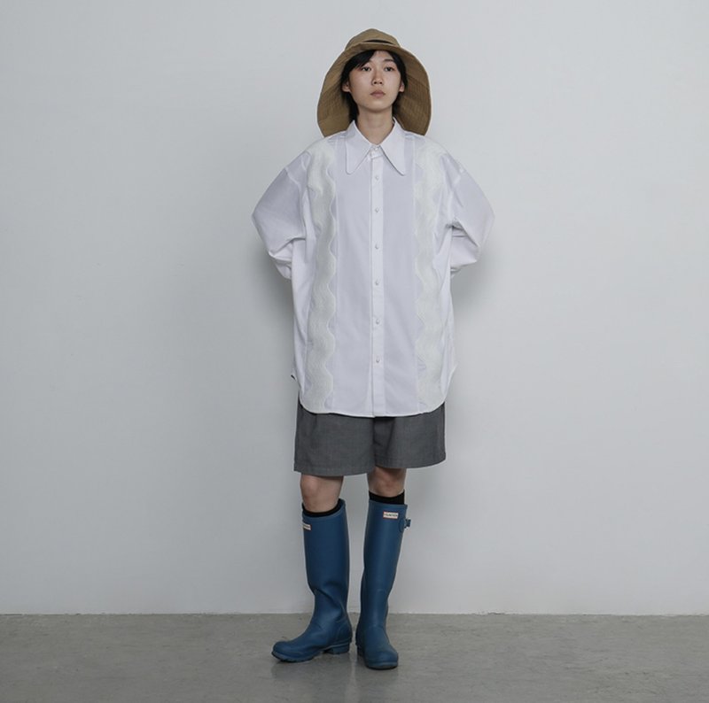 Embroidered White Wave Shirt Unisex Style - เสื้อเชิ้ตผู้หญิง - ผ้าฝ้าย/ผ้าลินิน ขาว