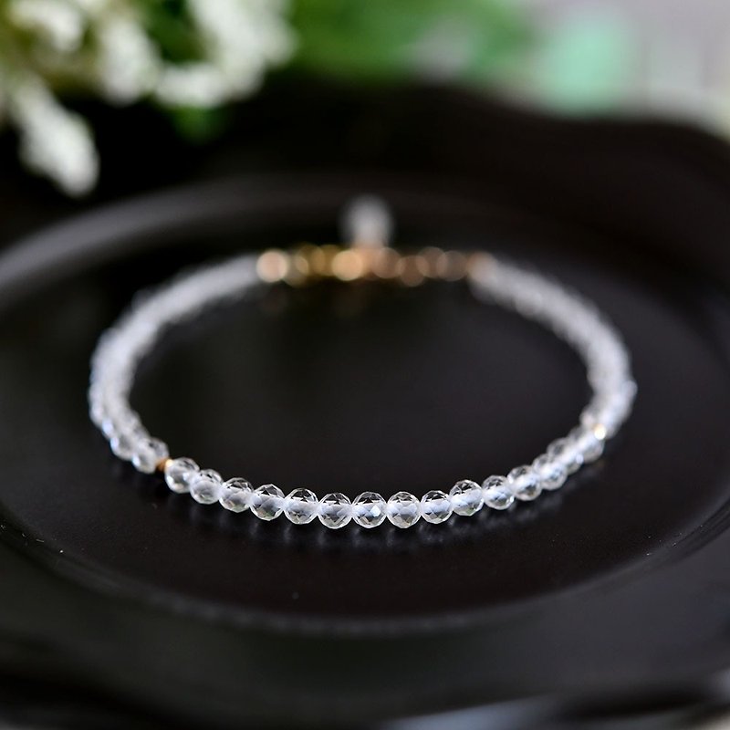 Quartz crystal bracelet symbolizing harmony, integration and strengthening April birthstone bracelet April birthstone - สร้อยข้อมือ - เครื่องเพชรพลอย ขาว