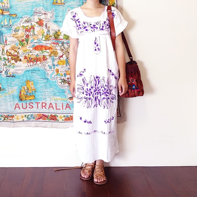 BajuTua/古著/70's Mexican hand embroidered blouse 墨西哥嬉皮手繡洋裝- 紫花 - 洋裝/連身裙 - 棉．麻 紫色