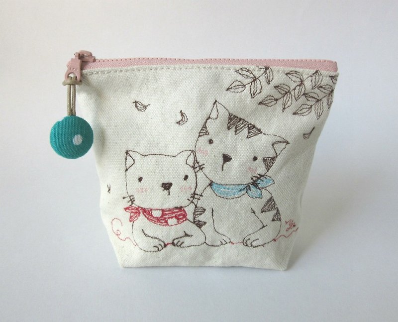 [Hand-made embroidery] Color matching bag buckle small storage bag, universal bag, sundries bag - กระเป๋าเครื่องสำอาง - ผ้าฝ้าย/ผ้าลินิน ขาว