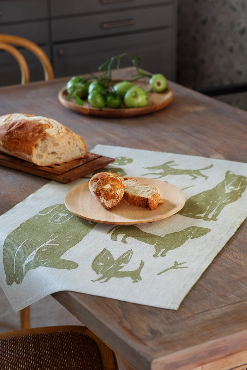 Matti Pikkujämsä Collaboration Bandana (Dog Gathering Olive Green) - ผ้ารองโต๊ะ/ของตกแต่ง - ผ้าฝ้าย/ผ้าลินิน สีเขียว
