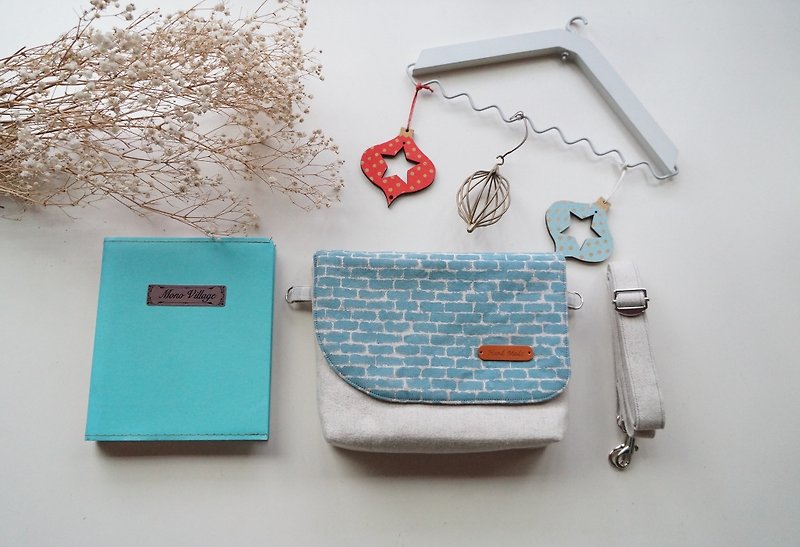 Nordic style blue brick wall cross-body bag can be purchased with a small orange scarf snowman pin with Christmas packaging - กระเป๋าแมสเซนเจอร์ - ผ้าฝ้าย/ผ้าลินิน ขาว