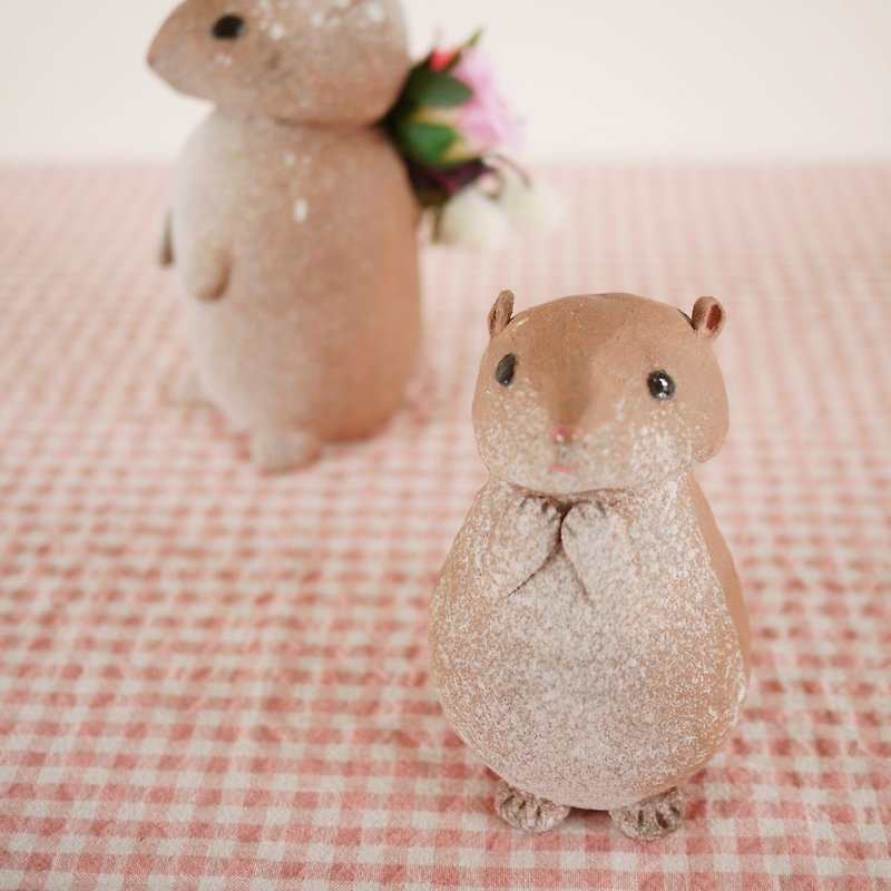 Squirrel carrying flowers - เซรามิก - ดินเผา สีนำ้ตาล