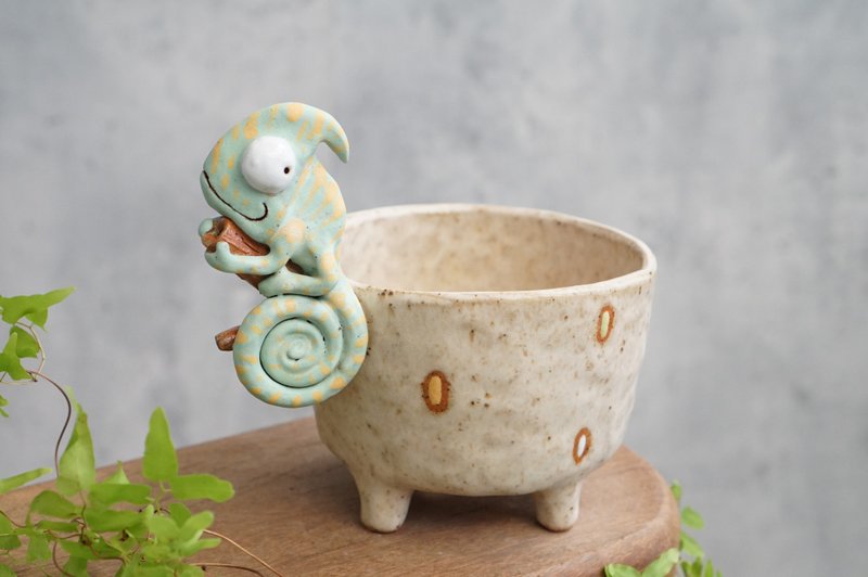 Branch with chameleon plant pot for cactus , handmade ceramic , pottery - 花瓶/花器 - 陶 卡其色
