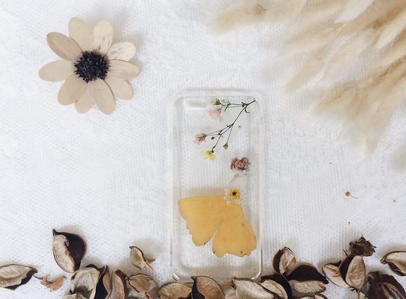 银杏叶少女 • Handpressed Flower Phone Case - เคส/ซองมือถือ - พืช/ดอกไม้ สีเหลือง
