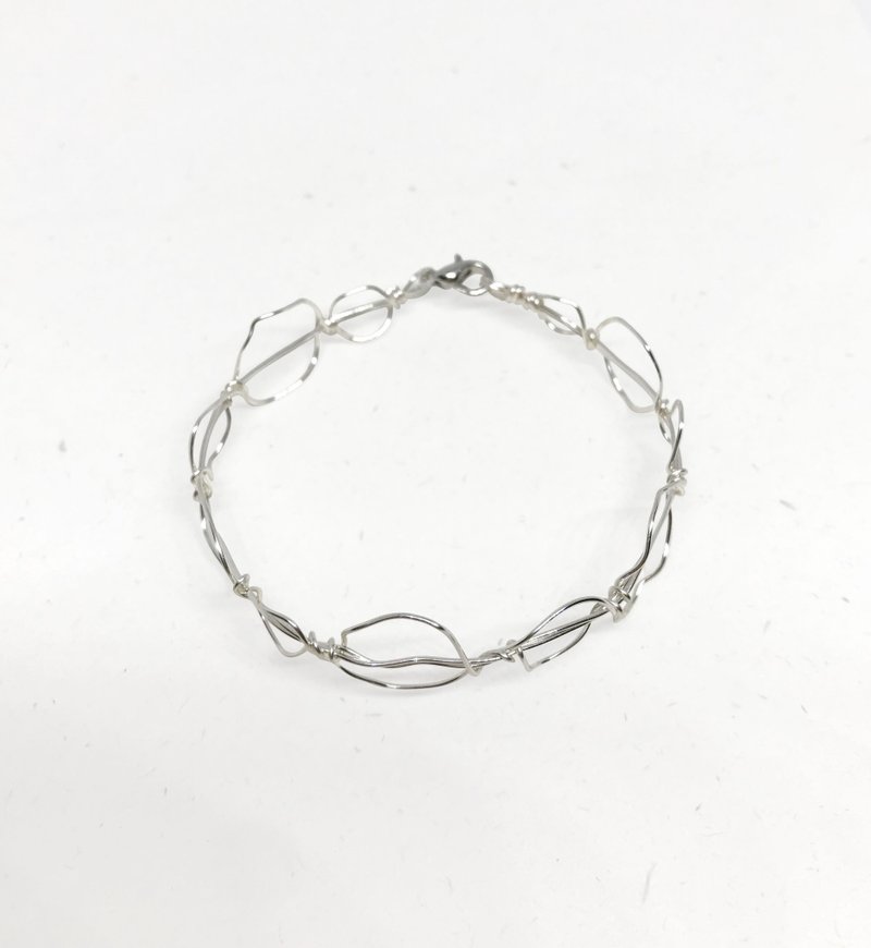 Shadow of leaves bracelet in silver - สร้อยข้อมือ - ทองแดงทองเหลือง สีเงิน