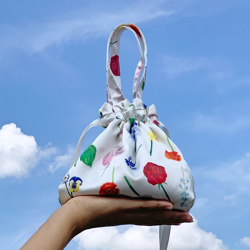 ttq floral drawstring bucket bag, drawstring handbag with flower lover pattern - 水桶袋/索繩袋 - 絲．絹 白色