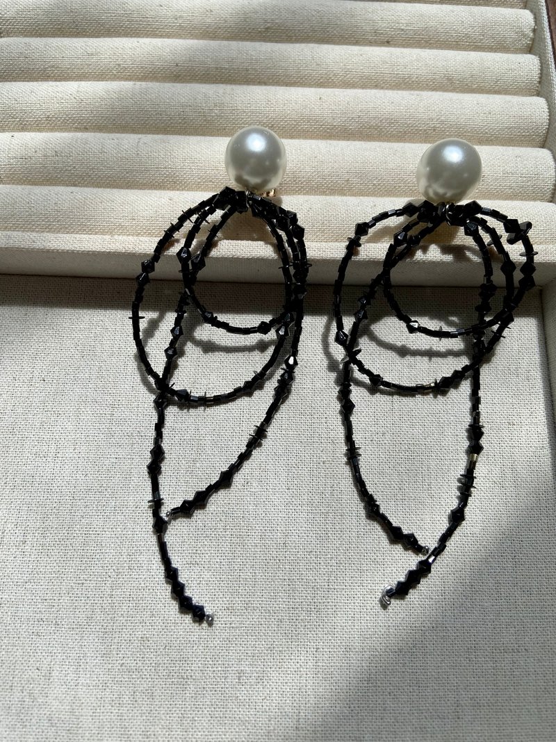 large pearl asymmetric earrings - ต่างหู - วัสดุอื่นๆ สีดำ