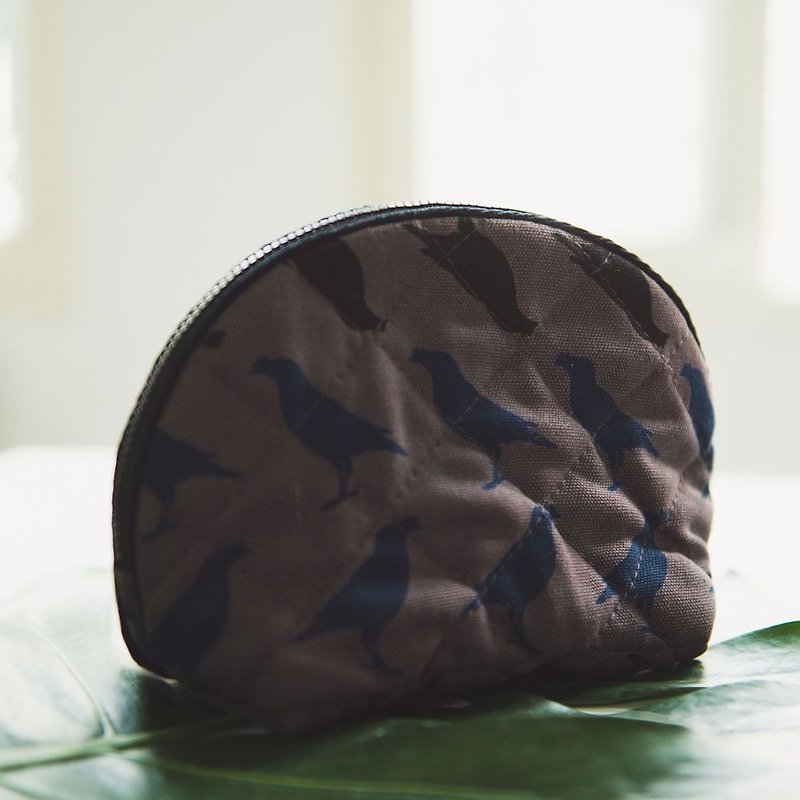 Zipper Semicircle quilted Pouch / Crested Myna No.5 / Blacksmith - Toiletry Bags & Pouches - Cotton & Hemp Black