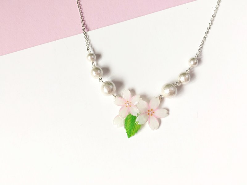 *Haku‧Neko*  [限定白桜系列] 手繪白櫻花葉子花瓣棉棉珠頸鏈 - 頸鏈 - 壓克力 白色