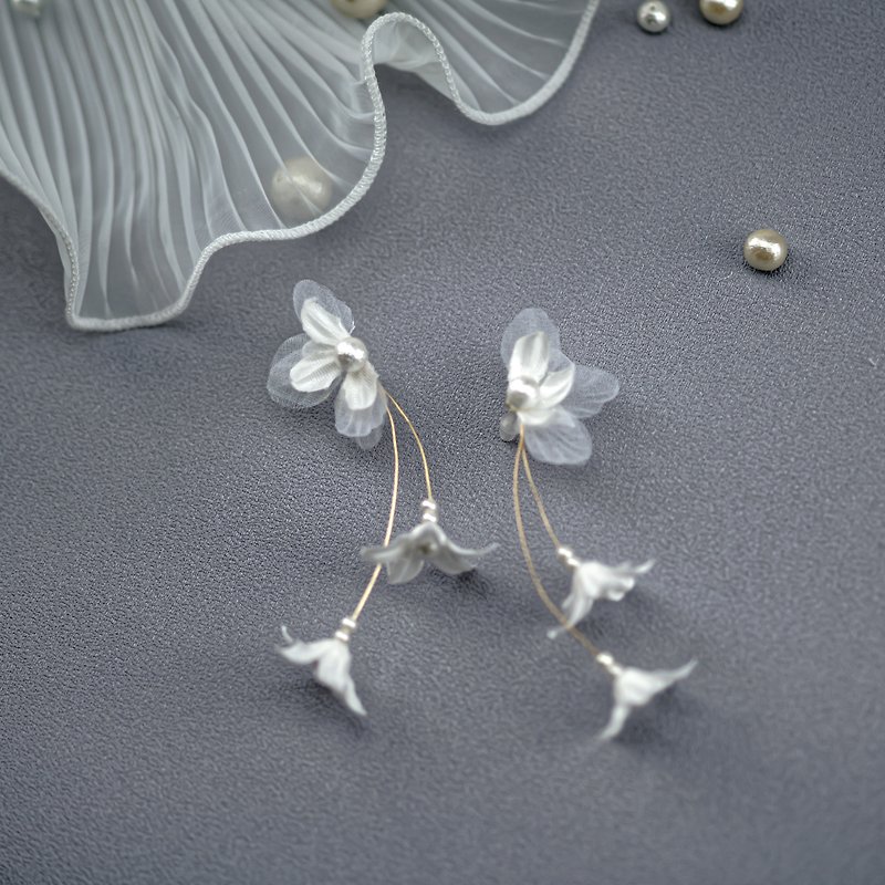 Affection | Double-layered Pearl Flying Flower Earrings - ต่างหู - เรซิน ขาว