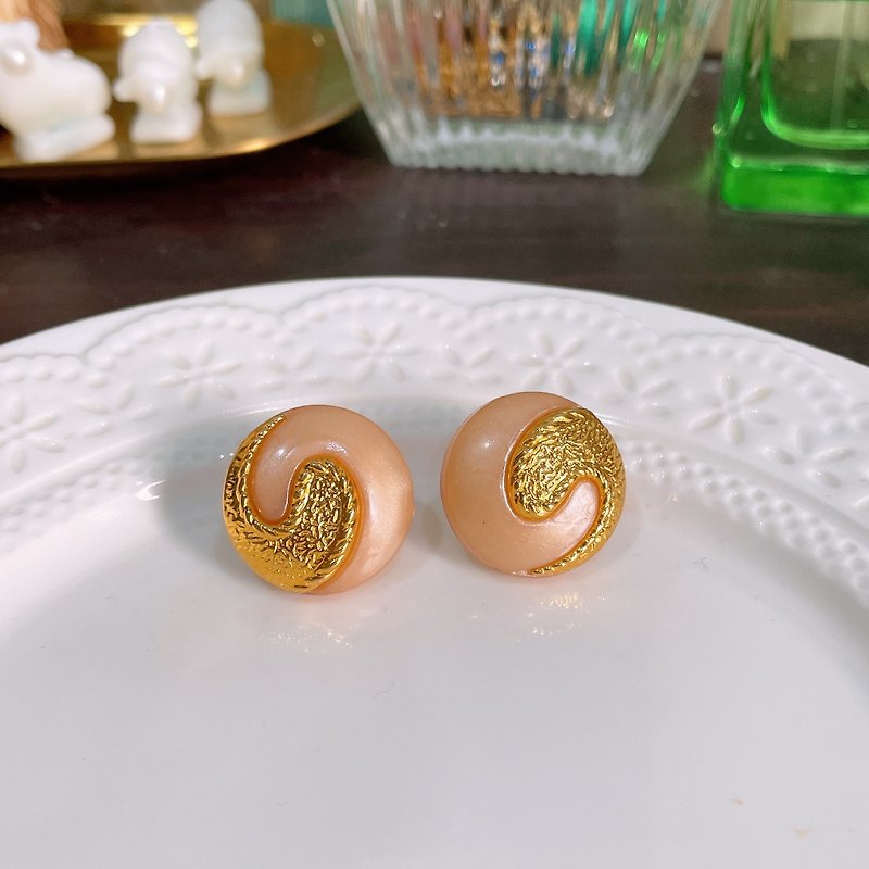 Old buttons made in Taiwan, modified pink and orange inlaid with gold spiral earrings - ต่างหู - โลหะ สีส้ม