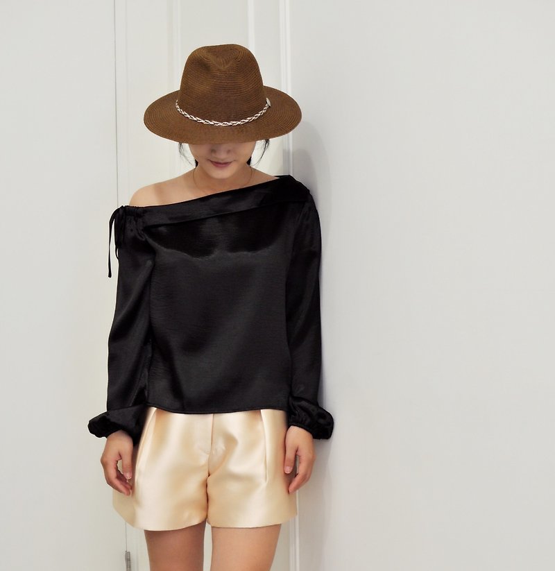 Flat 135 X Taiwanese designer series little sexy off-the-shoulder top - Women's Shorts - Cotton & Hemp Black
