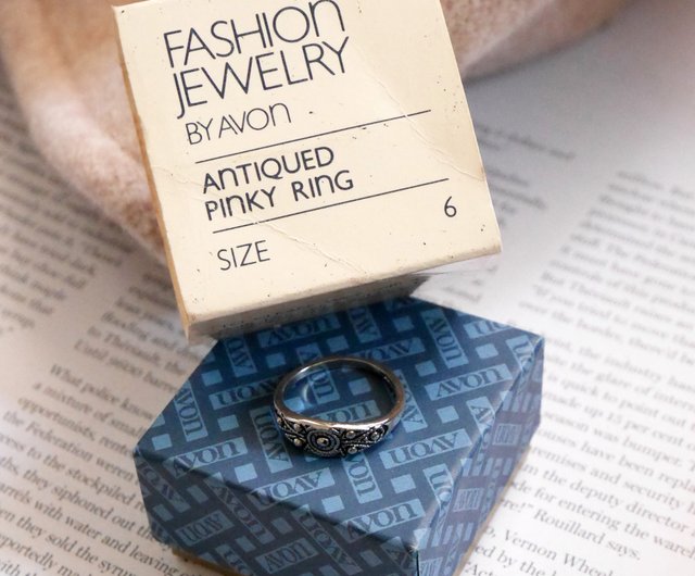 アンティークシルバー彫刻リング AVON 1982 元箱 RIN180