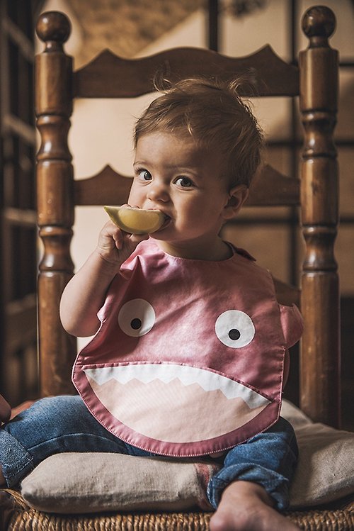 JIOUU 設計樂生活 【NEW】鯊魚咬一口BabyBites純棉嬰幼兒造型口水巾圍兜