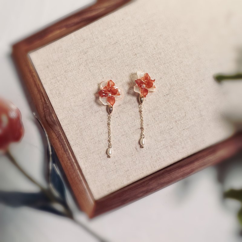 繁花間 手作立體水晶花貼耳耳環 無痛耳夾 uv飾品 - 耳環/耳夾/耳骨夾 - 其他材質 紅色