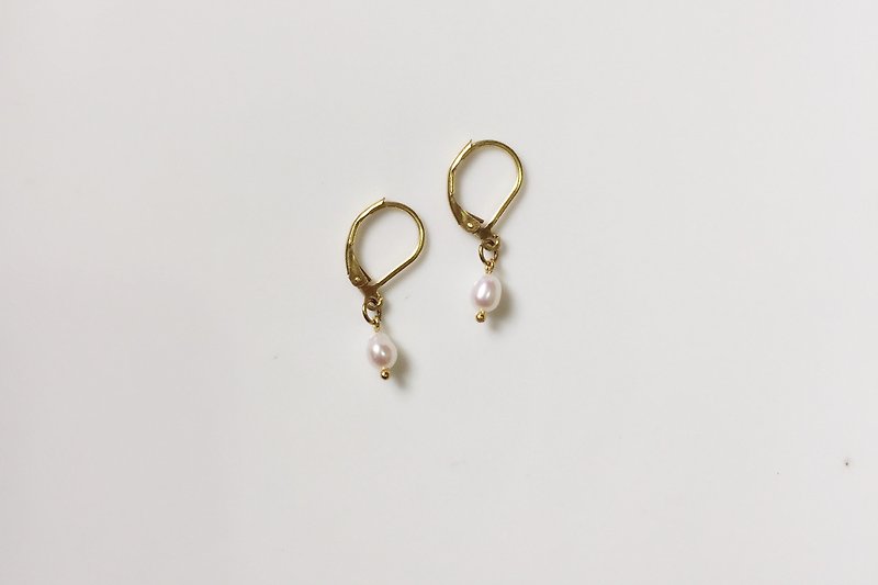 小白珍珠糖 珍珠黃銅造型耳環 - 耳環/耳夾 - 其他金屬 白色