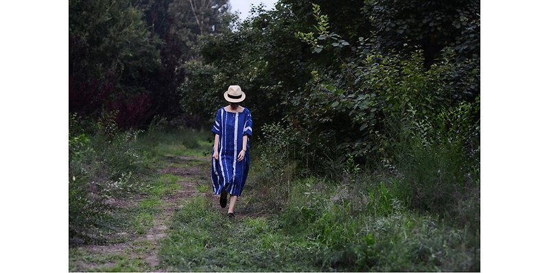 Ancient grass plant blue enamel dyed hand-painted striped batik loose ramie robe - Skirts - Cotton & Hemp 