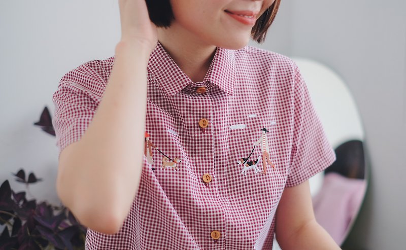 Basic Embroidery Shirt : Dog walking Red Color 赤色SizeS/M - シャツ・ブラウス - コットン・麻 レッド
