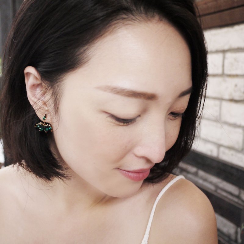 Simple and stylish classical earrings (green) - ต่างหู - เครื่องเพชรพลอย สีเขียว