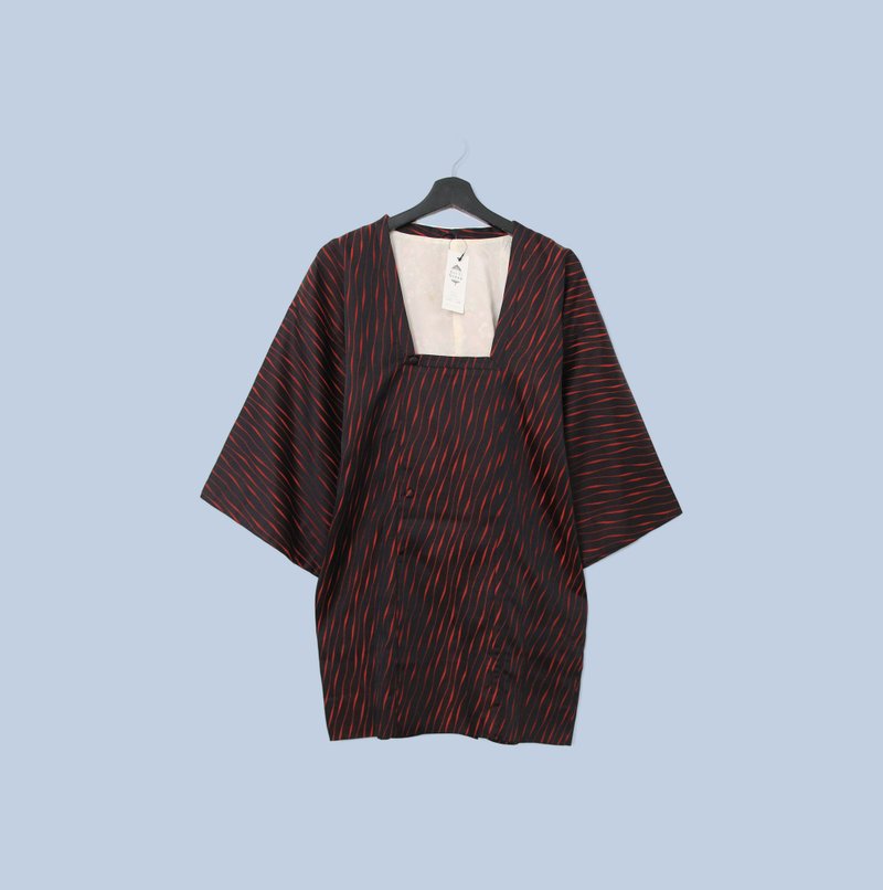 Back to Green-日本帶回羽織道行 黑底紅線KI-02/vintage kimono - 女大衣/外套 - 絲．絹 