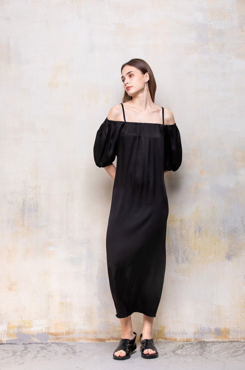 Black acetate pleated neckline one-line/off-shoulder two-way flower bud sleeve mid-length dress - ชุดเดรส - วัสดุอื่นๆ สีดำ