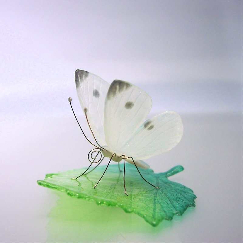 ガラスの蝶 モンシロ蝶 on リーフ - 置物 - ガラス ホワイト
