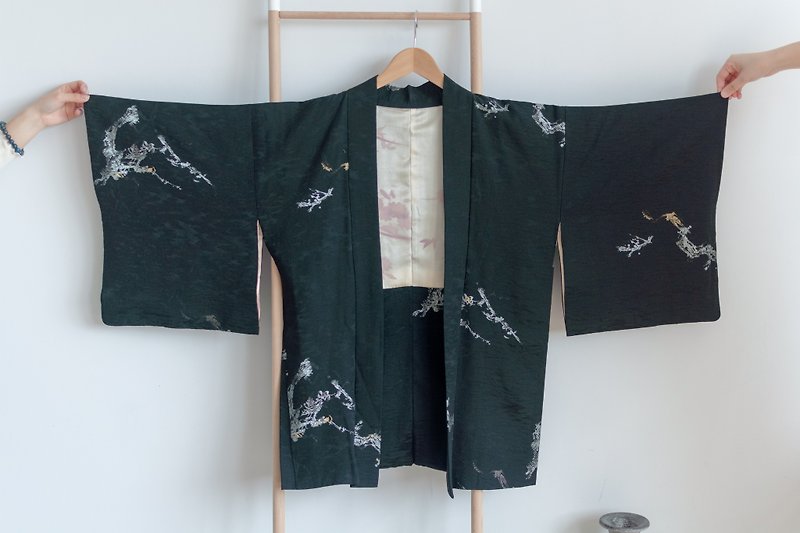 ... {Acorn Girls :: Vintage kimono} is silk silky black feather weave - เสื้อแจ็คเก็ต - ผ้าไหม สีดำ