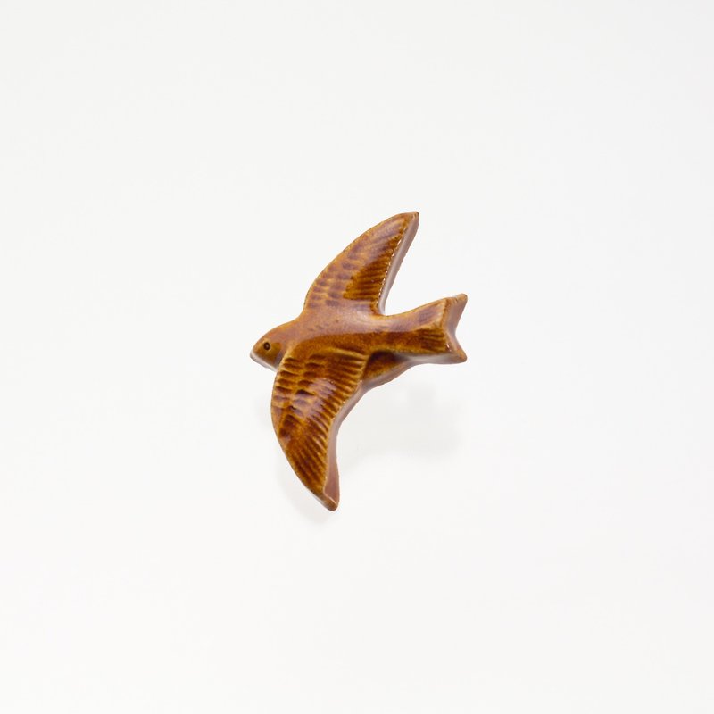 陶器ブローチ　ツバメ(あめ) - ブローチ - 陶器 ブラウン