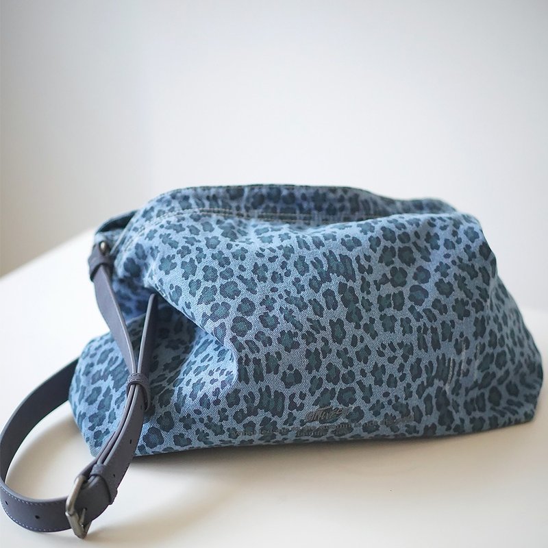 CATWEST original blue leopard print denim bag niche women's new large capacity messenger bag niche backpack - กระเป๋าแมสเซนเจอร์ - ผ้าฝ้าย/ผ้าลินิน สีน้ำเงิน