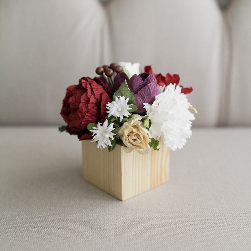 CP106: Flowers in a wooden box - decorated table for cafes, candy shades of red. - 擺飾/家飾品 - 紙 紅色