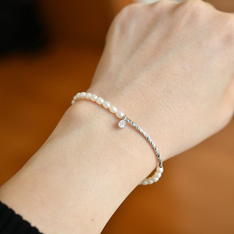 Smile Freshwater Pearl Bracelet June Birthstone Can also be stacked individually Silver version - สร้อยข้อมือ - เครื่องประดับพลอย ขาว